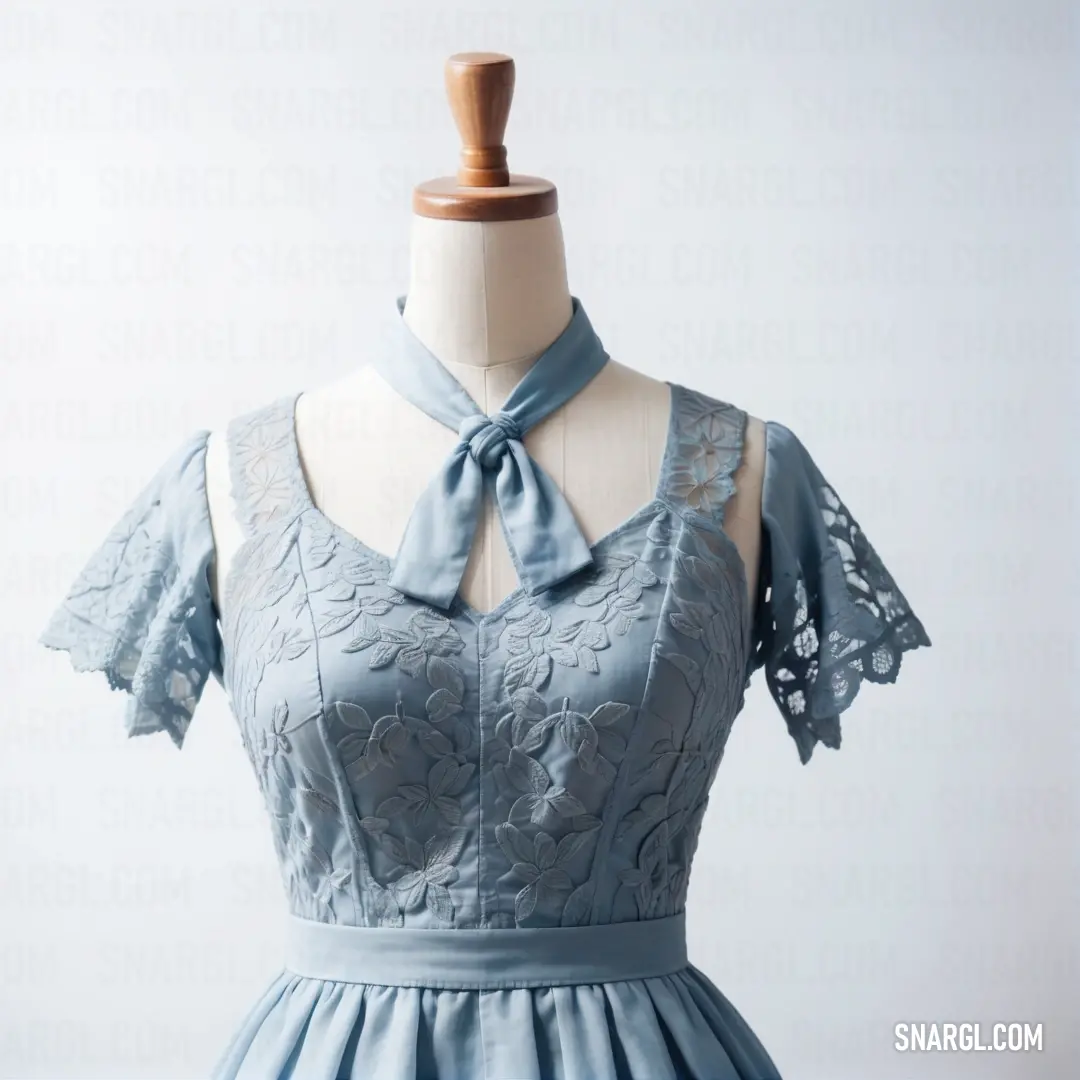 Dress with a bow on the neck and a neck tie on the back of it