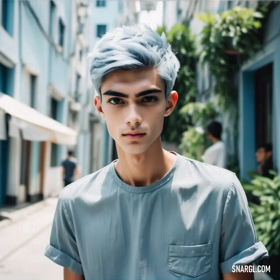 NCS S 2502-B color example: Man with a blue shirt and a grey haircut standing in a narrow alleyway